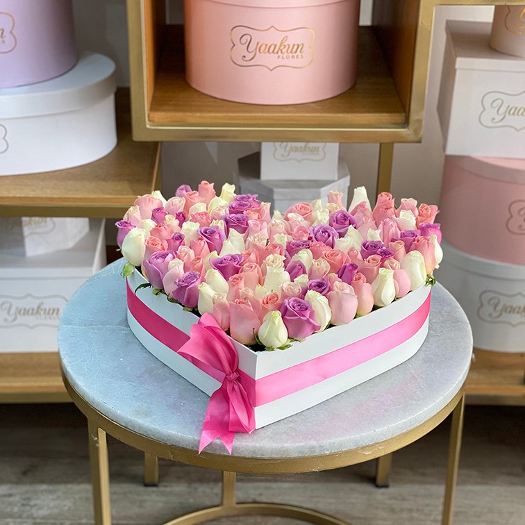 Caja corazón blanca s/t 100 rosas tonos pastel botón salido