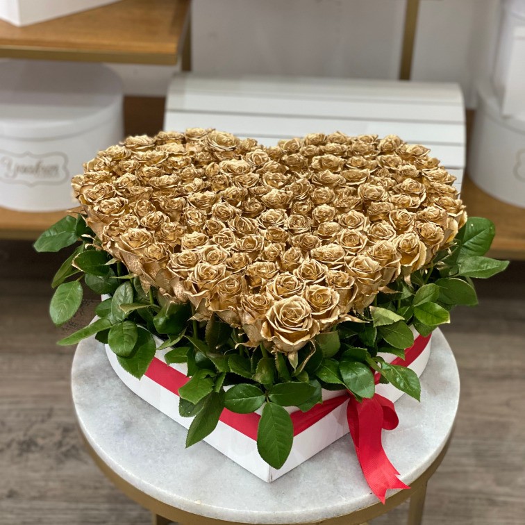 Caja corazón blanca s/t 200 rosas gold jardín