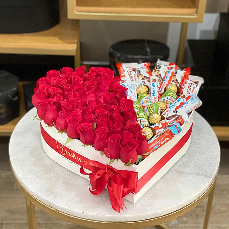 Caja corazón blanca s/t 50 rosas rojas y 28 chocolates kinder