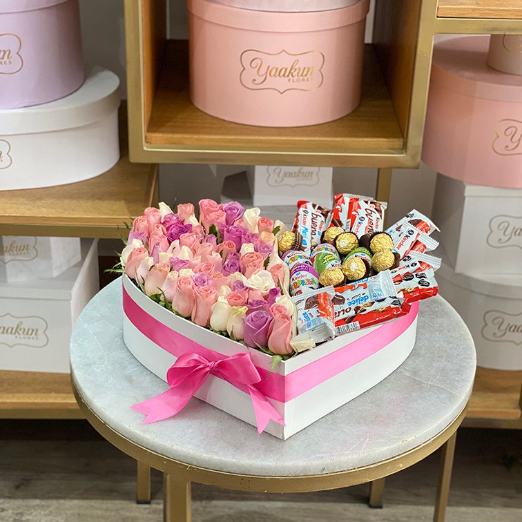 Caja corazón blanca s/t 50 rosas tonos pastel y 28 chocolates kinder