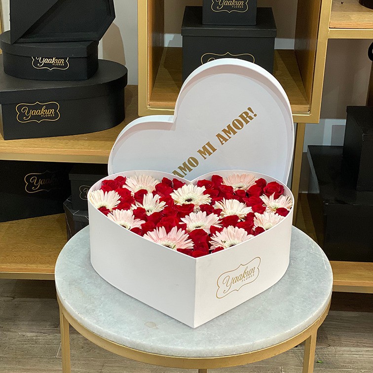 Caja corazón blanco c/t con rosa roja y gerbera rosita