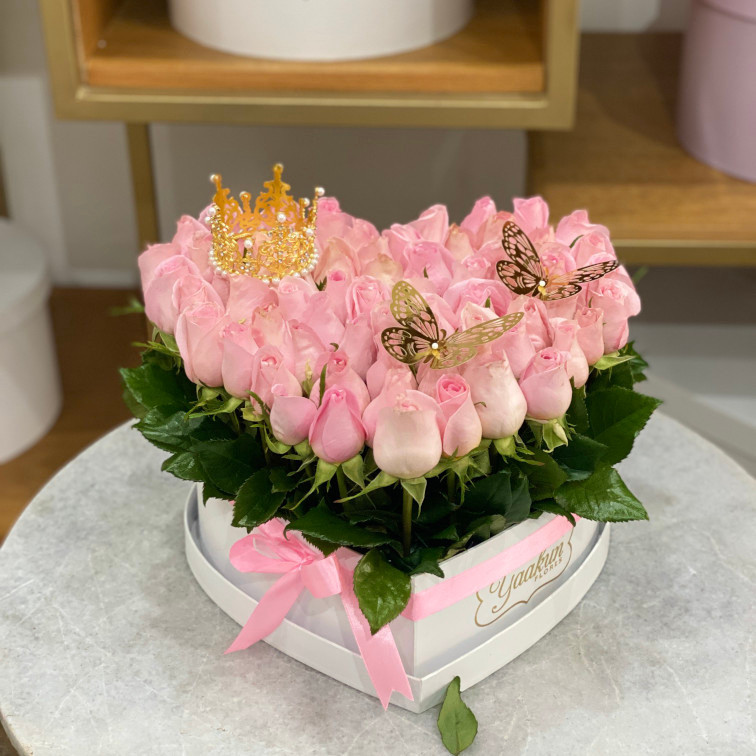 CAJA CORAZÓN BLANCO C/T CON 60 ROSAS ROSITAS QUEEN & MARIPOSAS