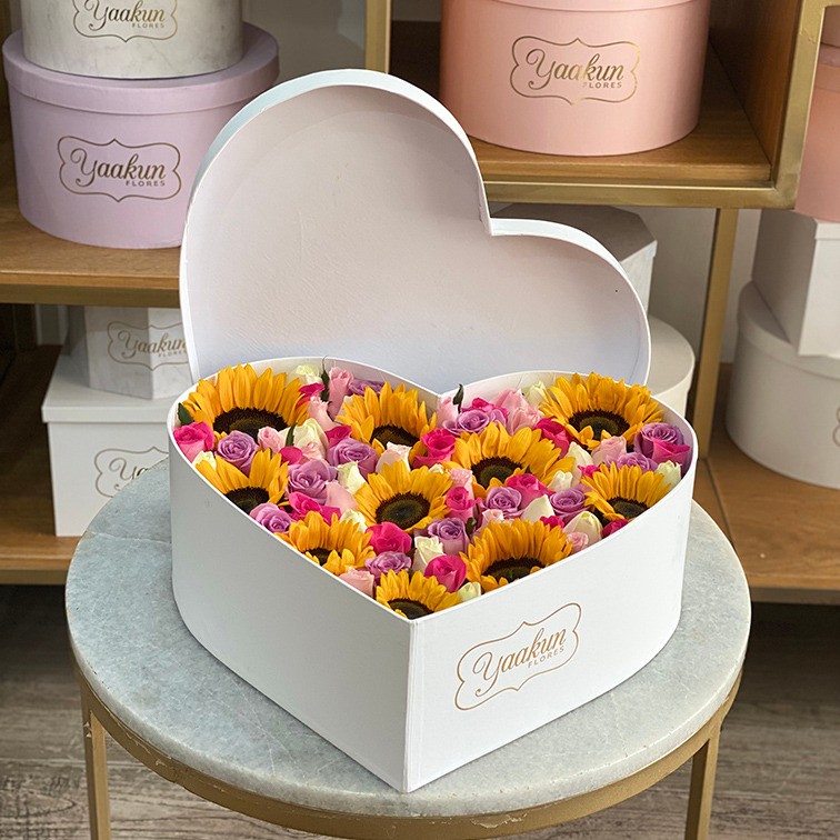 Caja corazón blanco c/t con girasoles y rosa en tonos pastel al ras