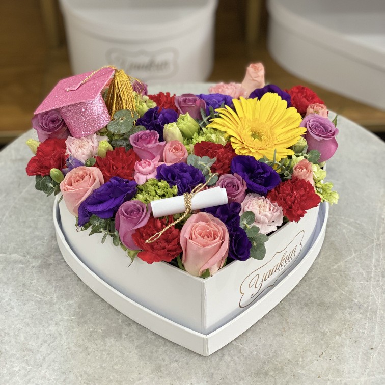 Caja corazon con 10 rosas y follajes congratulations