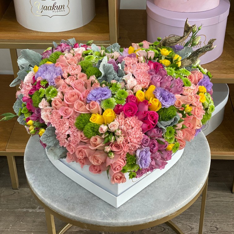 Caja corazon con tapa con 175 rosas, yokonos, lisianthus, baby rose, miller y green