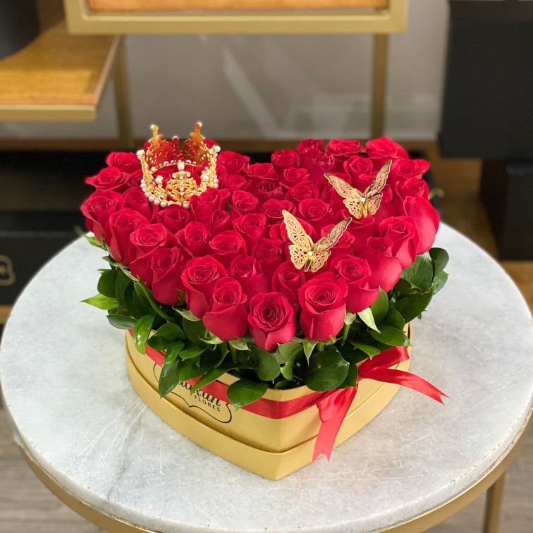 Caja corazon dorado c/t 60 rosas rojas jardin con coronita y 2 mariposas