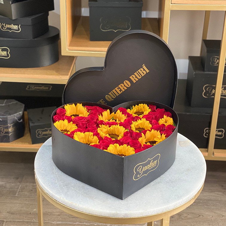 Caja corazón negra c/t con girasoles y rosas rojas