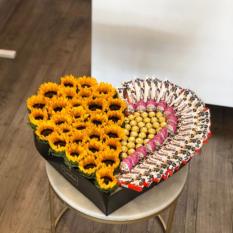 Caja corazón negra mediana girasoles & surtido kínder