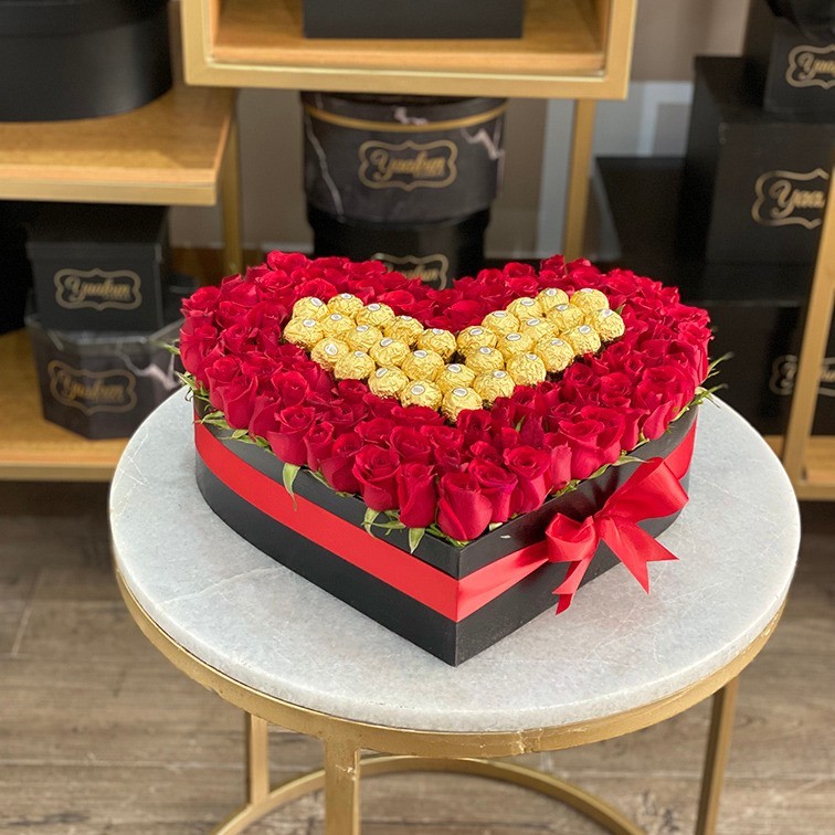 Caja corazón negra s/t 150 rosas rojas & dulce corazón ferreros