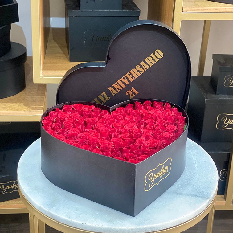 Caja corazón negro c/t 100 rosas rojas al raz