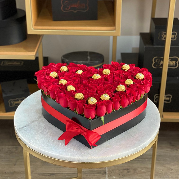 Caja corazón negro s/t 100 rosas rojas contorno corazón de ferrero