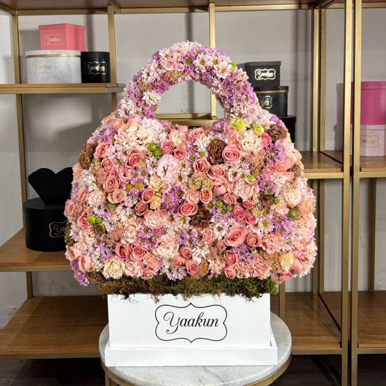 Caja cuadrada blanca con escultura de bolsa con flores finas en tonos pastel