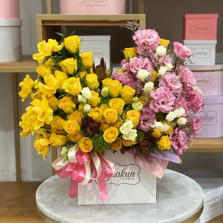 Caja cuadrada blanca mix amarillo y rosa