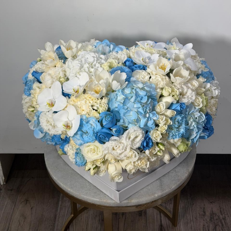 Caja de corazón blanca con 100 rosas en tonos azul y blanco