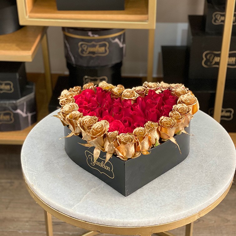 Caja de corazón mini s/t negra 50 rosas rojas contorno dorado