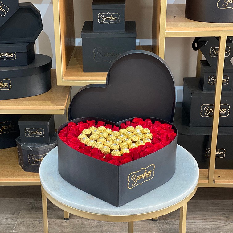 Caja de corazon negra c/t con 65 rosas rojas en caja corazón ferrero