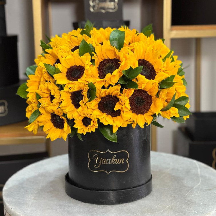 Caja negra circular chica esfera de girasoles con ruscus