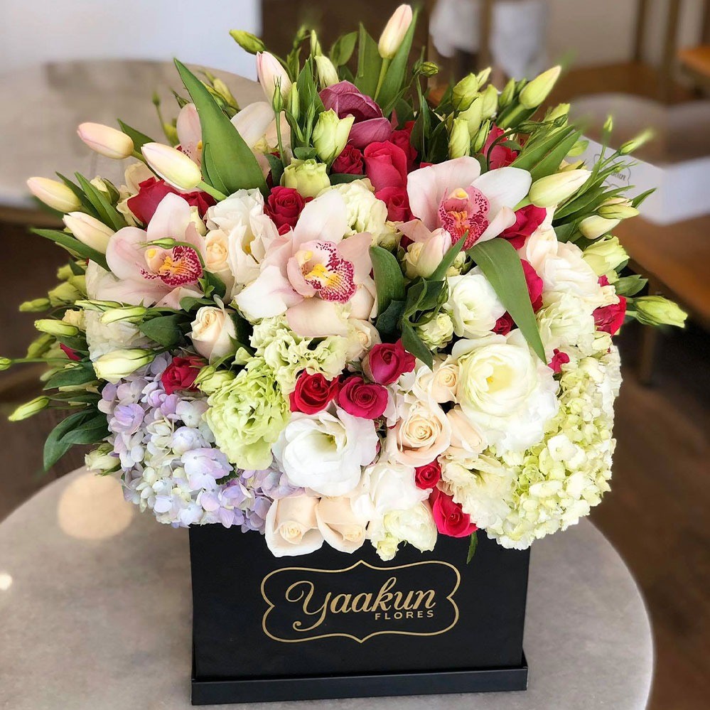 Caja negra con flores finas armonía