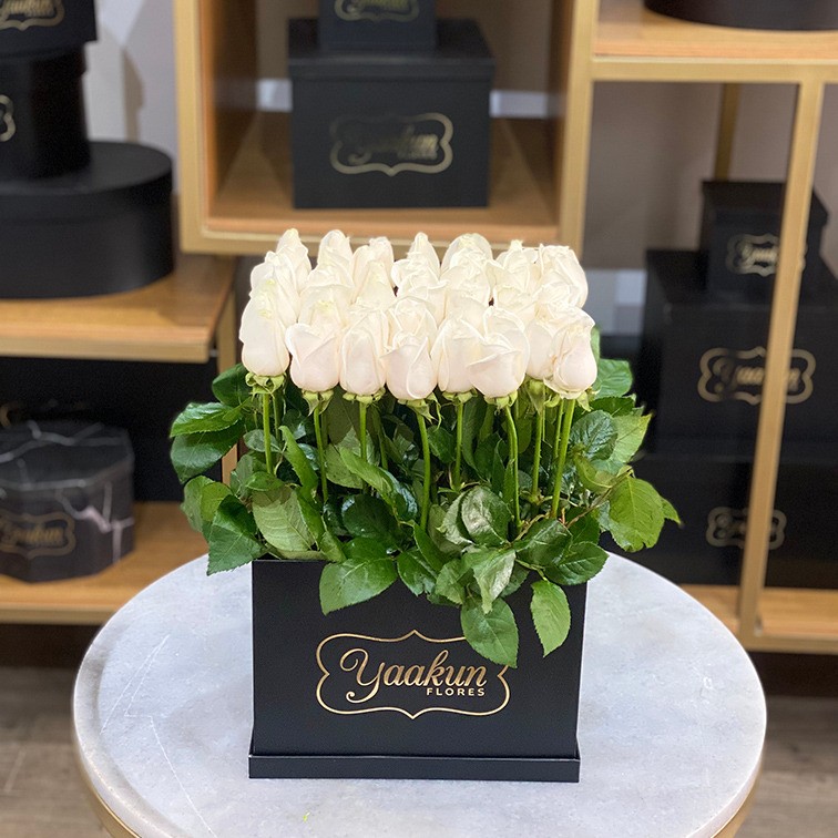 Caja negra cuadrada con 49 rosas blancas altas