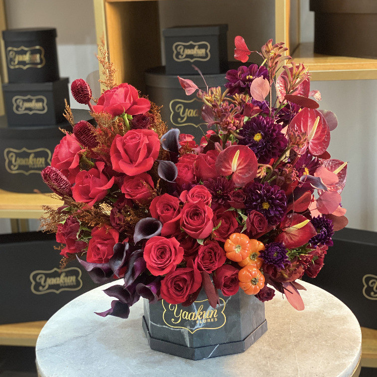 CAJA NEGRA OCTAGONAL CON 50 ROSAS, 10 CALAS, DALIAS Y FOLLAJES MIXTOS