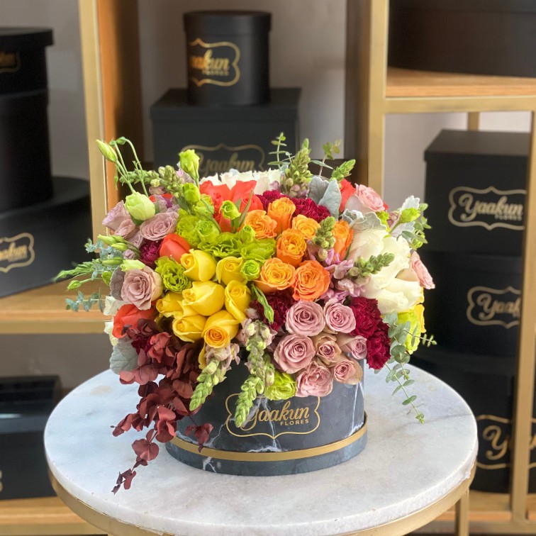 Caja negra ovalada con 75 rosas y lisianthus verde toques de dólar tinto