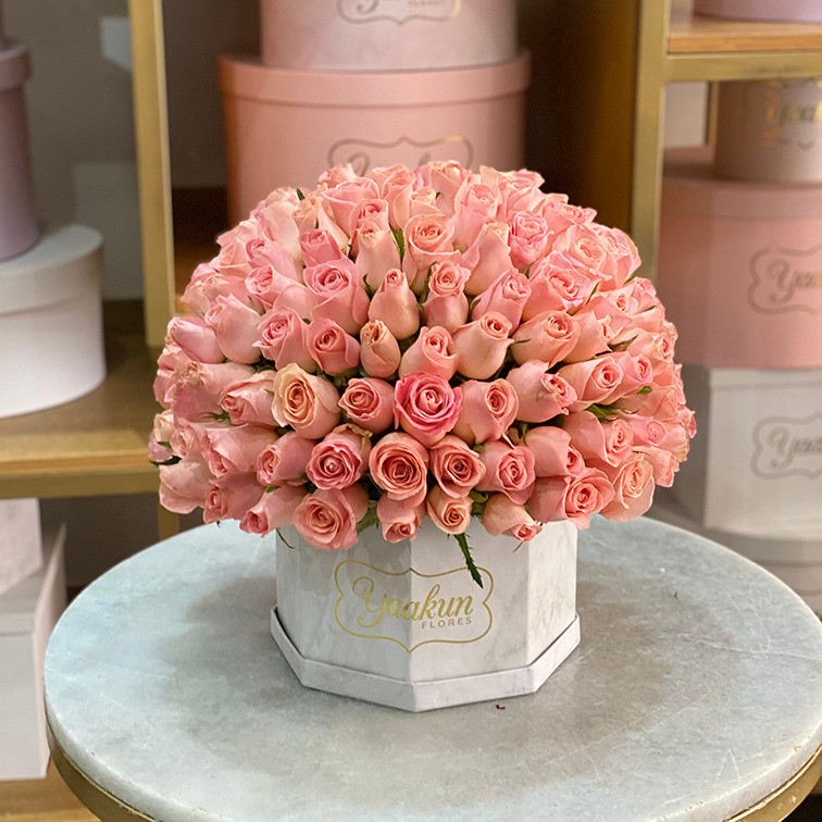 Caja octagonal blanca con 200 rosas hermosas