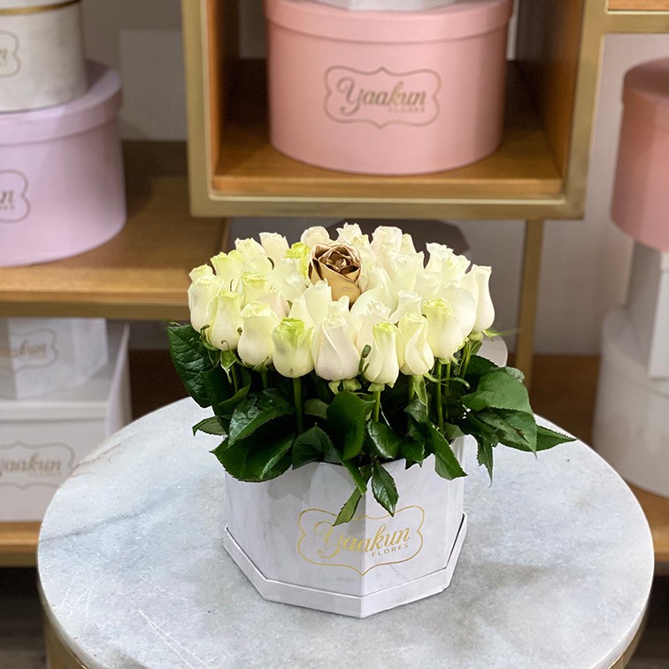 Caja octagonal blanca con rosas blancas jardín con una dorada al centro