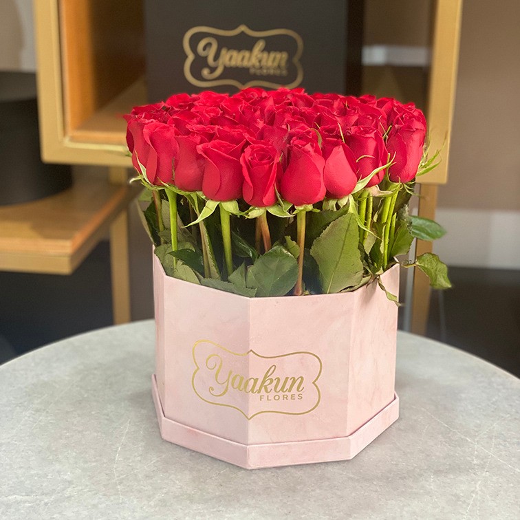 Caja octagonal rosita con 50 rosas rojas altas
