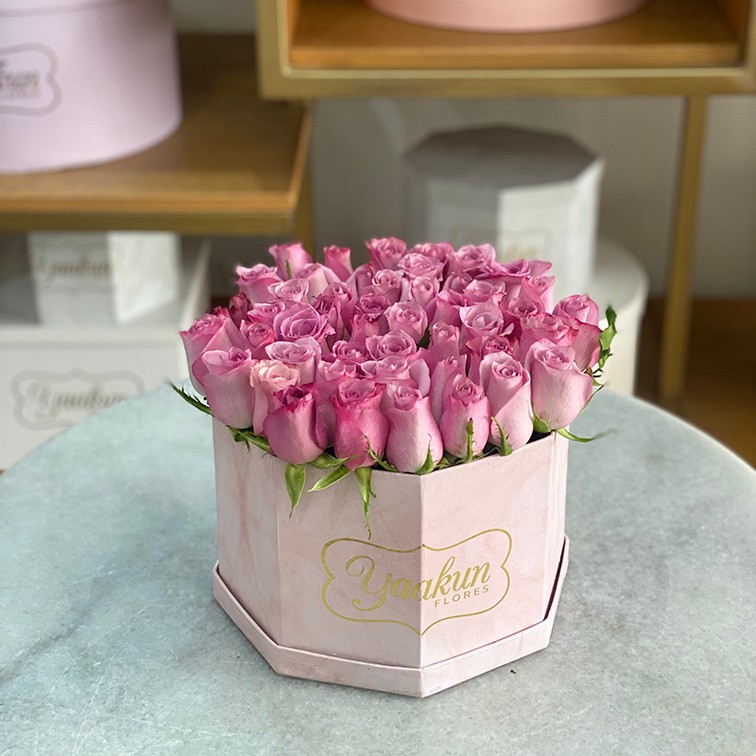 Caja octagonal rosita con rosa lila
