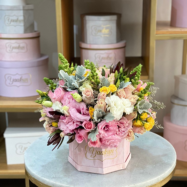 Caja octagonal rosita con tonos rosas y amarillos