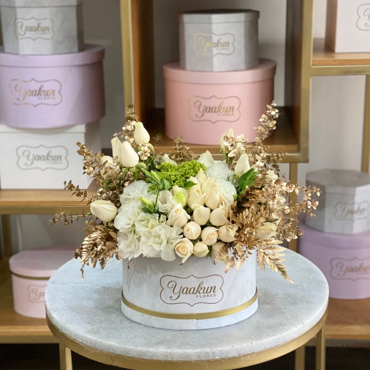 Caja ovalada marmoleada blanca amor white & gold