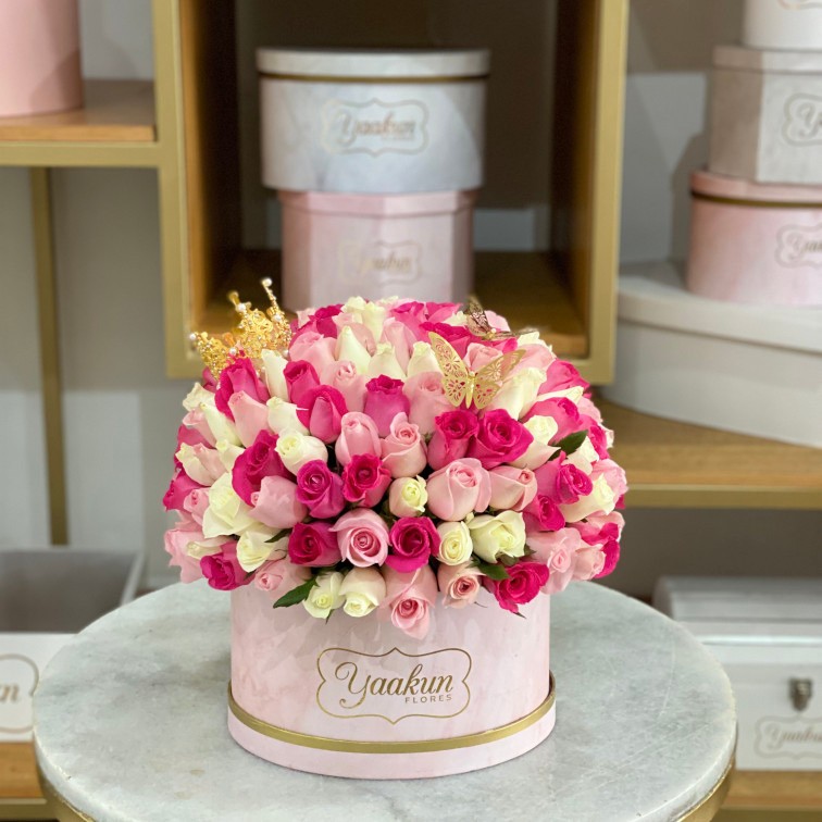 Caja ovalada rosita con 150 rosas te quiero my queen