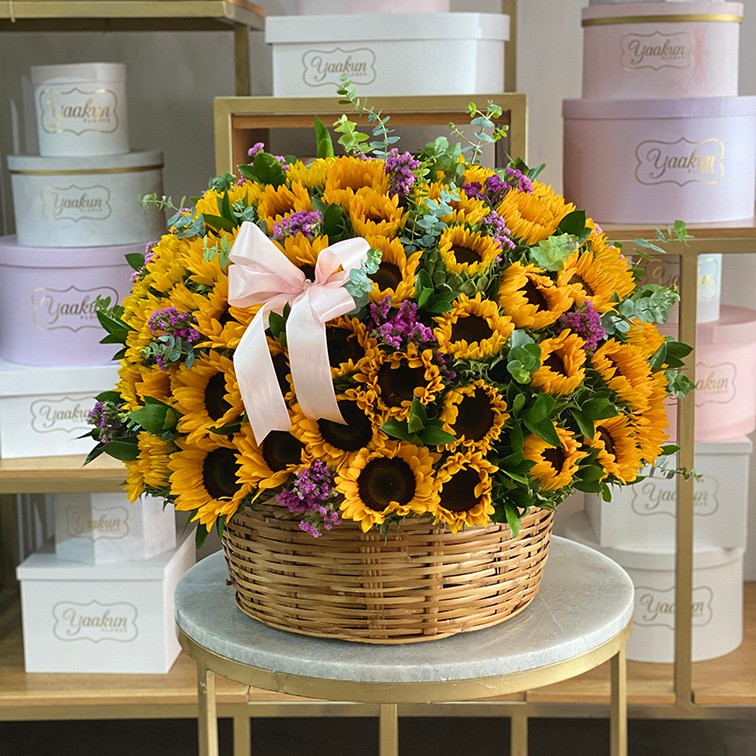 Canasta de 100 girasoles con leticia y dólar