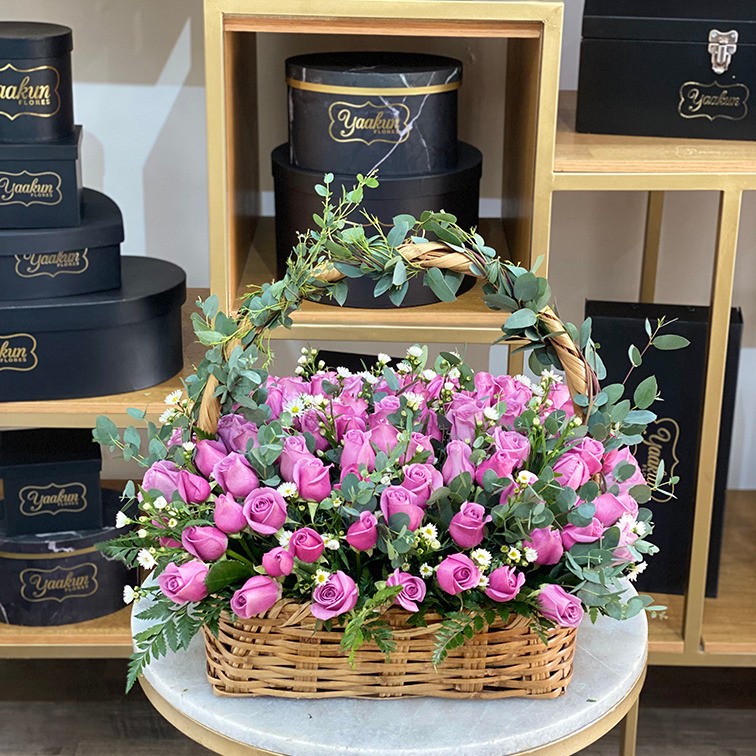 Canasta de 100 rosas lilas con guny y alster