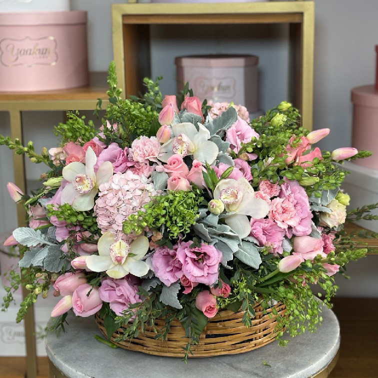 CANASTA DE FLORES FINAS EN TONOS ROSAS