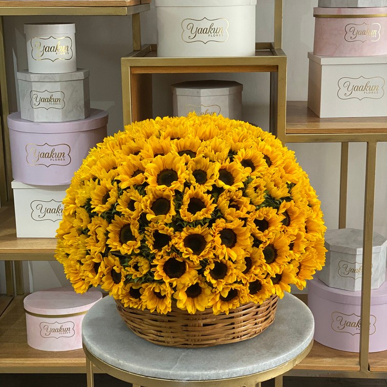 Canasta de girasoles esfera luz de día