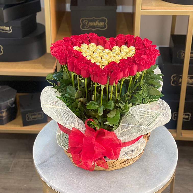 Canasta de rosas altas jardín amor dulce