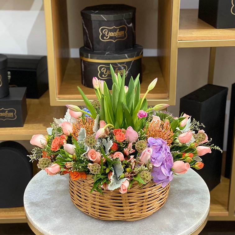 Canasta de tulipanes & astromelia