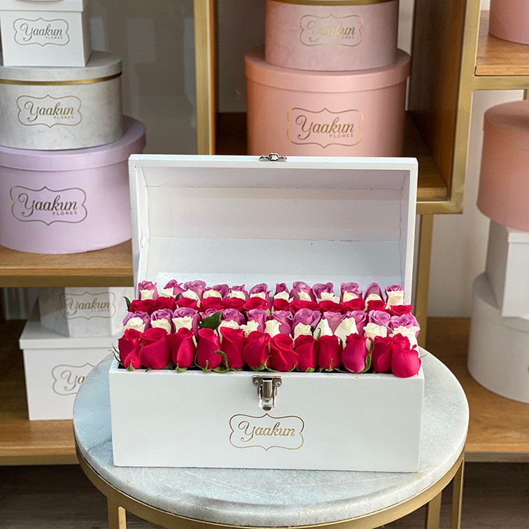 Cofre mediano blanco con 70 rosas botón te quiero mucho