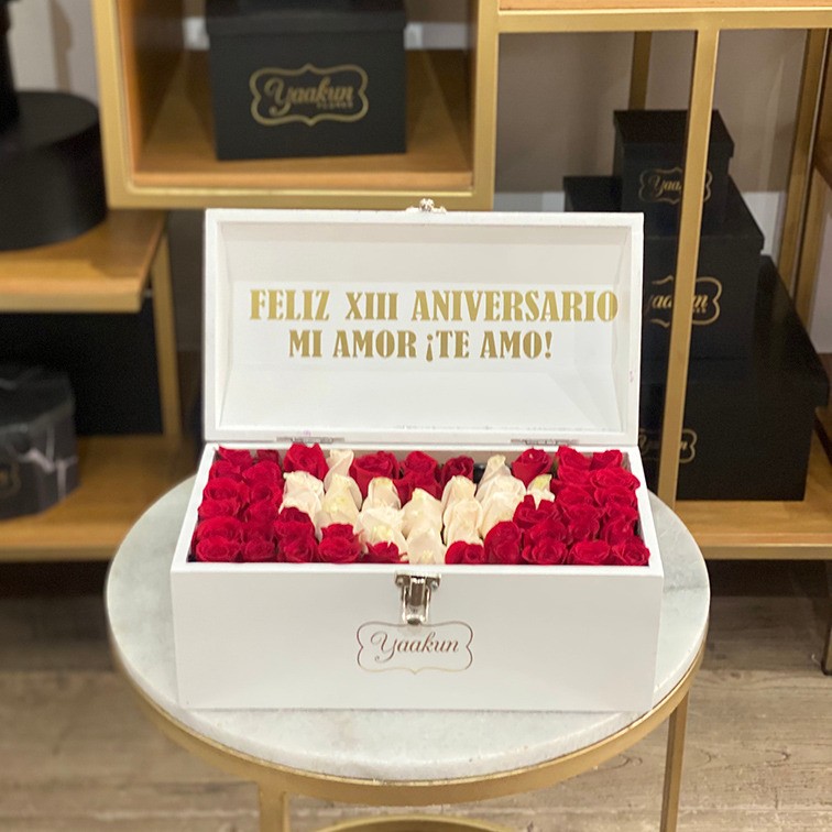 Cofre mediano blanco con 70 rosas ras mi corazón blanco