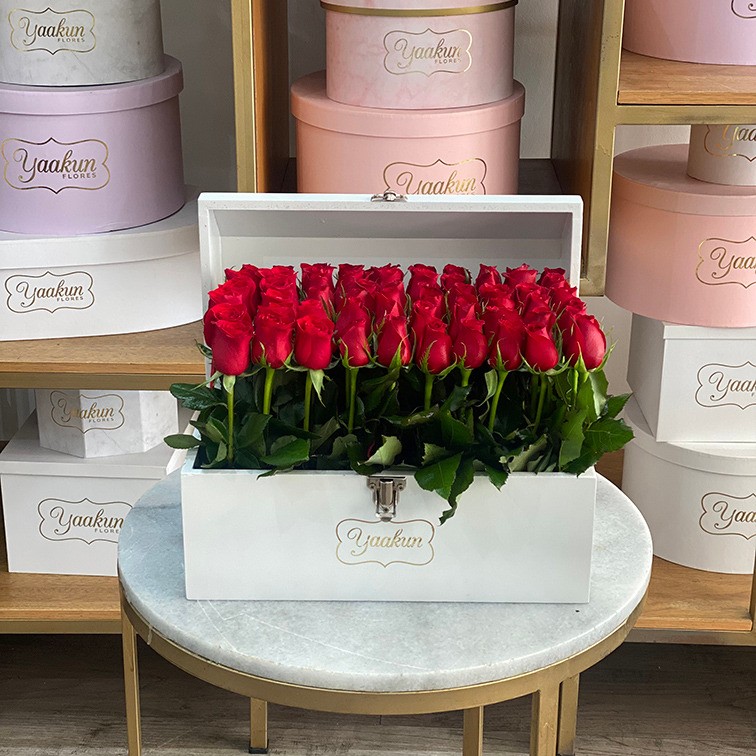 Cofre mediano blanco con 70 rosas red garden
