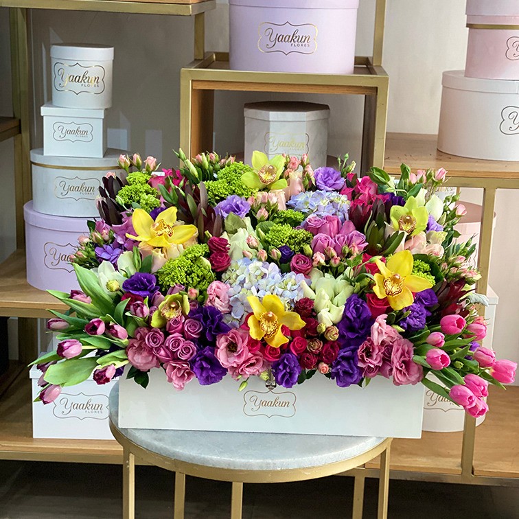 Cofre blanco grande con flores finas & orquídeas cymbidium amarillas