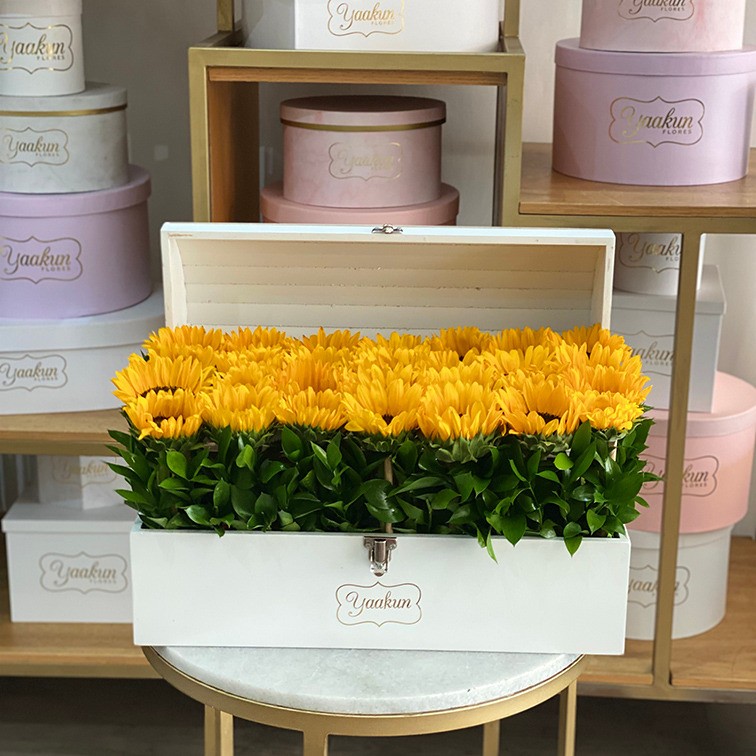 Cofre grande blanco con girasoles