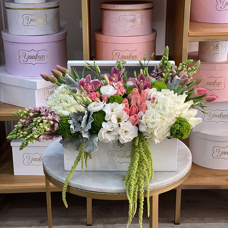 Cofre mediano blanco con flores finas encanto