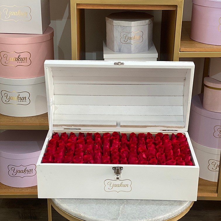 Cofre grande blanco con 130 rosas ras amor mio