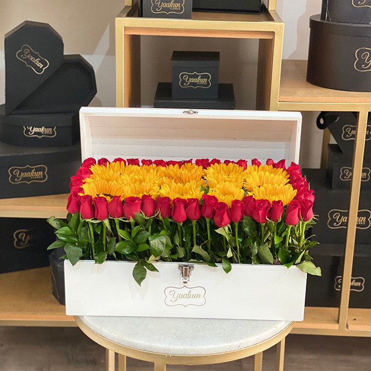 Cofre grande blanco con 50 rosas y 15 girasoles