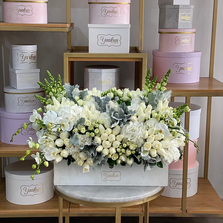 Cofre grande blanco con flores finas en tonos blancos