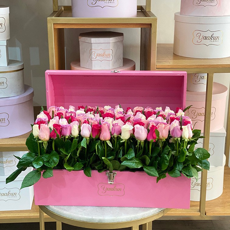 Cofre grande pink con 130 rosas altas jardín de colores