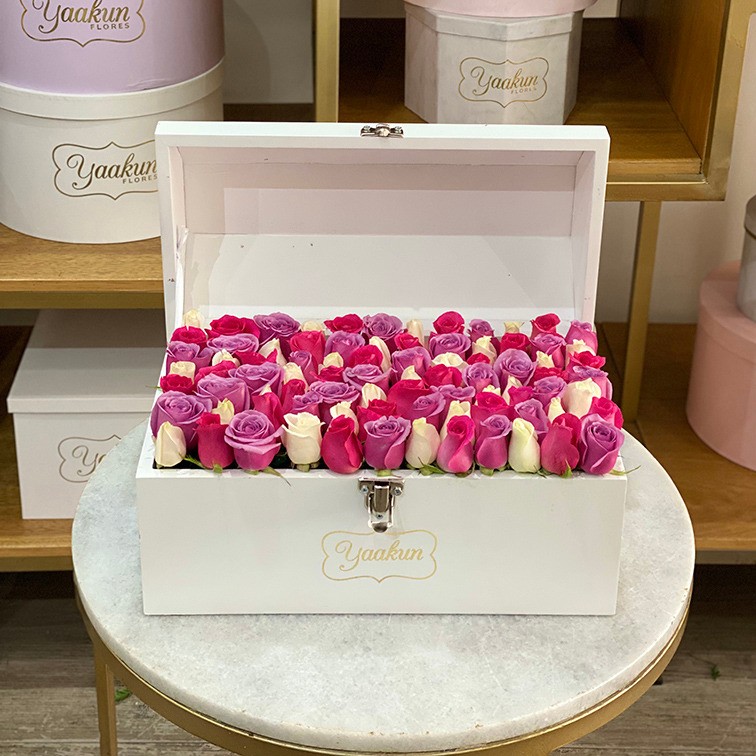 Cofre mediano blanco con 70 rosas al raz fucsia, blanco, rosa y morado