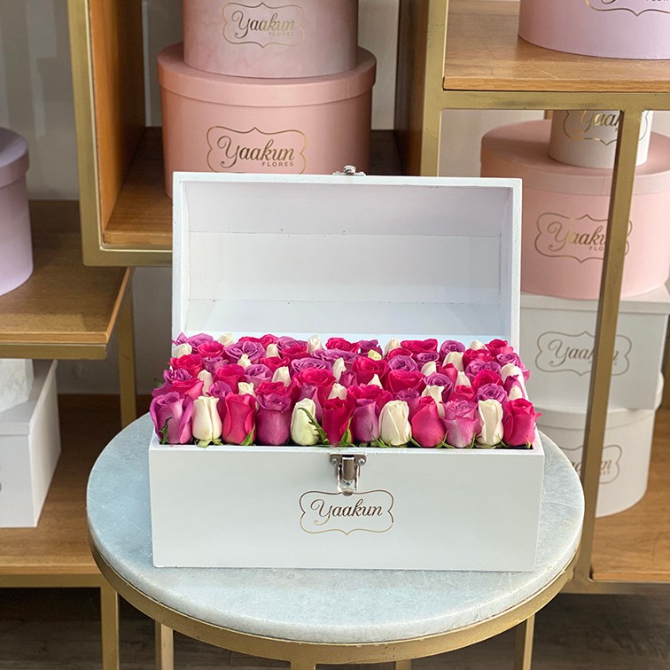 Cofre mediano blanco con 70 rosas botón te quiero